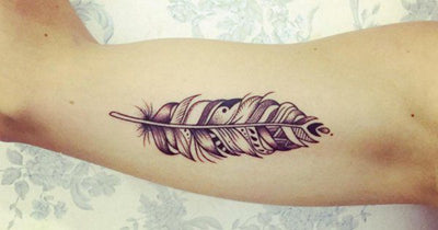 On adore la finesse de ces tatouages de plumes