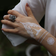 Tatouage éphémère temporaire blanc fleurs rosace bijoux dentelle