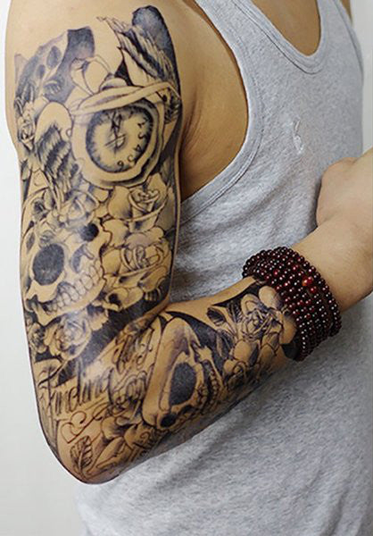tatouage temporaire horloge tete de mort bras